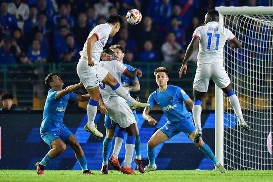 FIFA官方：首届俱乐部世界杯2025年6月15-7月13日举办国际足联理事会今天开会批准首届俱乐部世界杯的各项细节，第一届新版俱乐部世界杯将于2025年6月15日-7月13日在美国举办，共32支球队参加。
